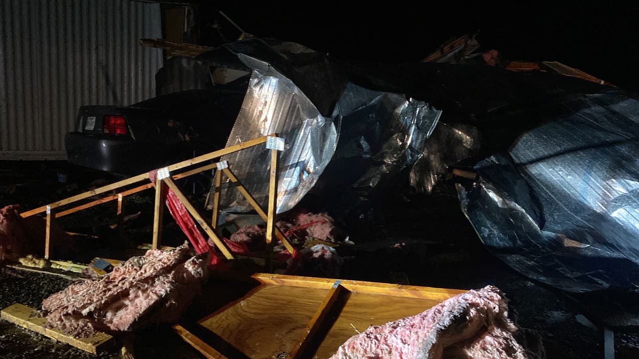 Muchas de estas personas tuvieron que salir por las ventanas ya que las salidas estaban bloqueadas.