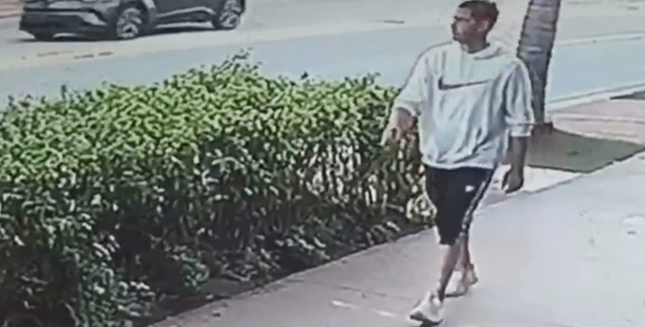 Así roban a personas con celulares en la avenida Collins de Miami Beach