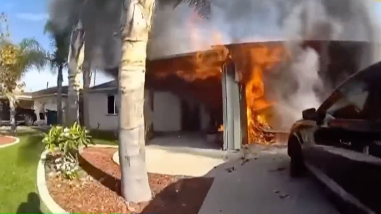 Policías corren hacia una casa en llamas para salvar a una anciana atrapada: todo quedó en video