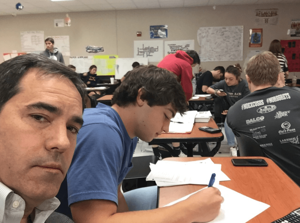El padre de Texas que cumplió su amenaza: "Si recibo otra queja de tu profesor, me sentaré contigo en clase"