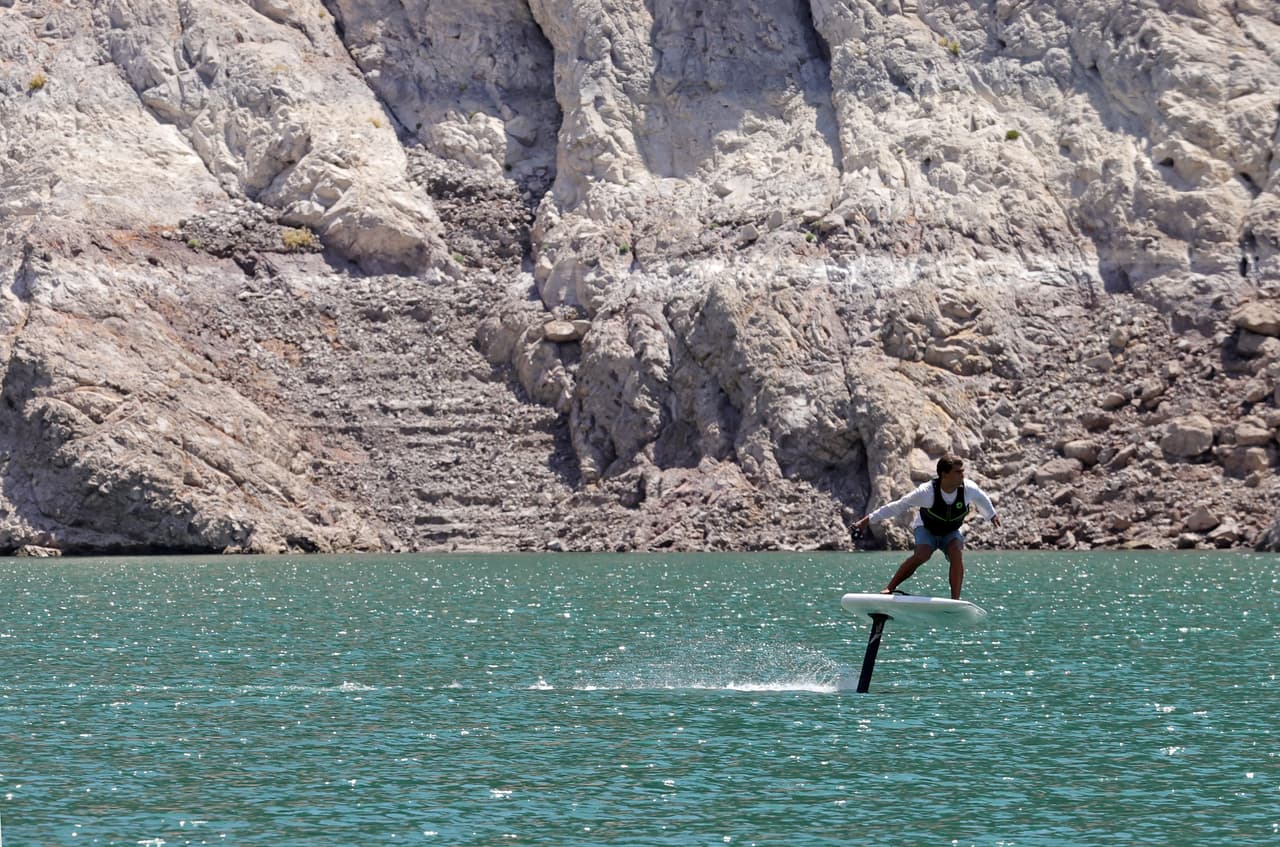 Lake Mead fue creado por la construcción de la Presa Hoover que aprovecha las aguas del río Colorado. El área recreativa consta de más de 607,000 hectáreas y cuenta con
<b>más de 750 millas de costa</b>.