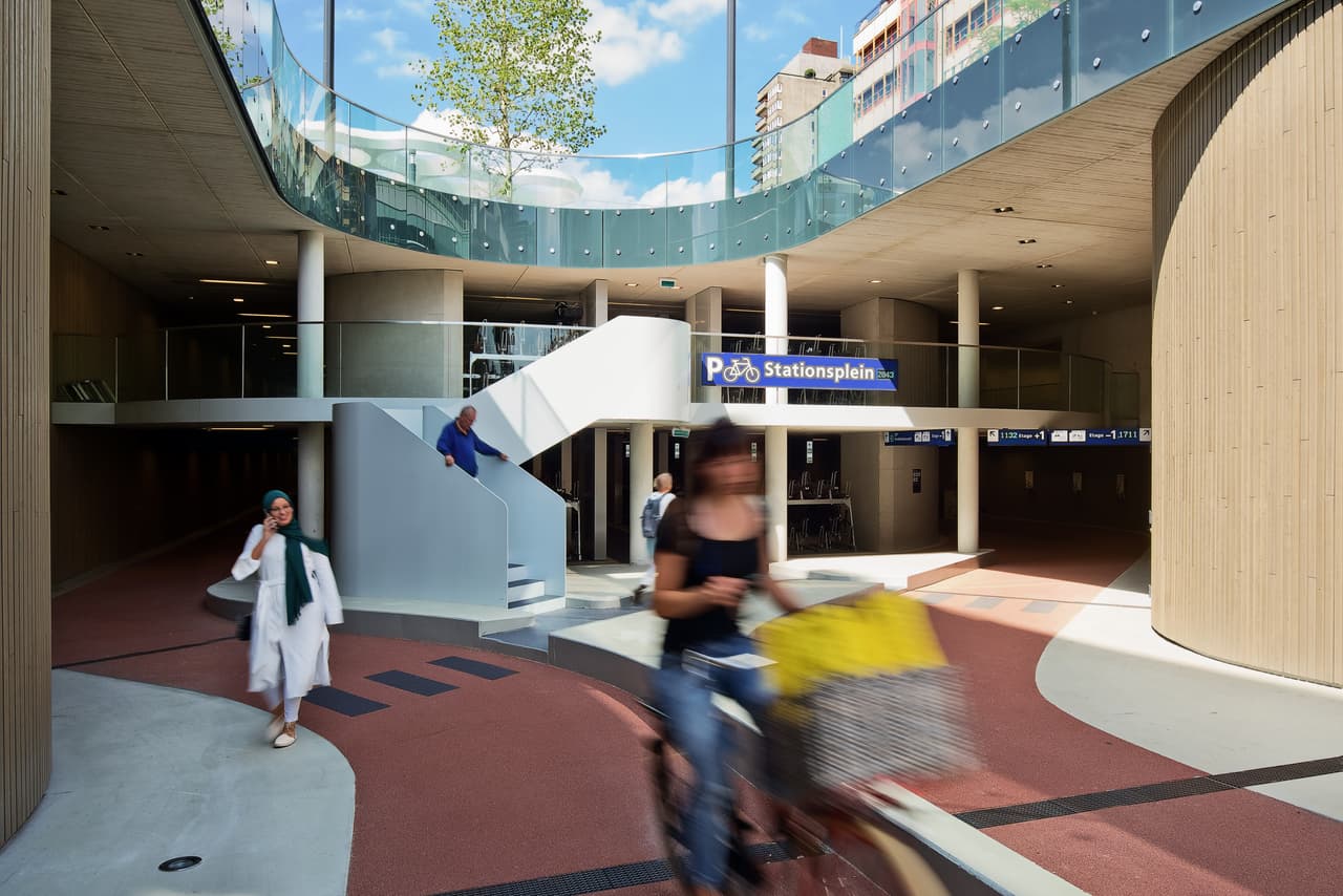 La estructura fue construida en concreto, madera y acero. Tiene altas columnas y un amplio espacio diseñado para aparcar las bicicletas y llegar a la plataforma donde se aborda el tren lo más rápido posible, alentando el uso del 
<a href="https://www.univision.com/temas/transporte-publico">transporte público</a> y no contaminante, y descongestionando la ciudad.