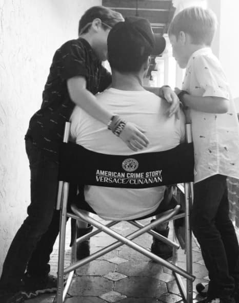 Ricky Martin soprendido por sus hijos, escribió "Quién apareció por el set", se ve el abrazo cariñoso de Matteo para papá.