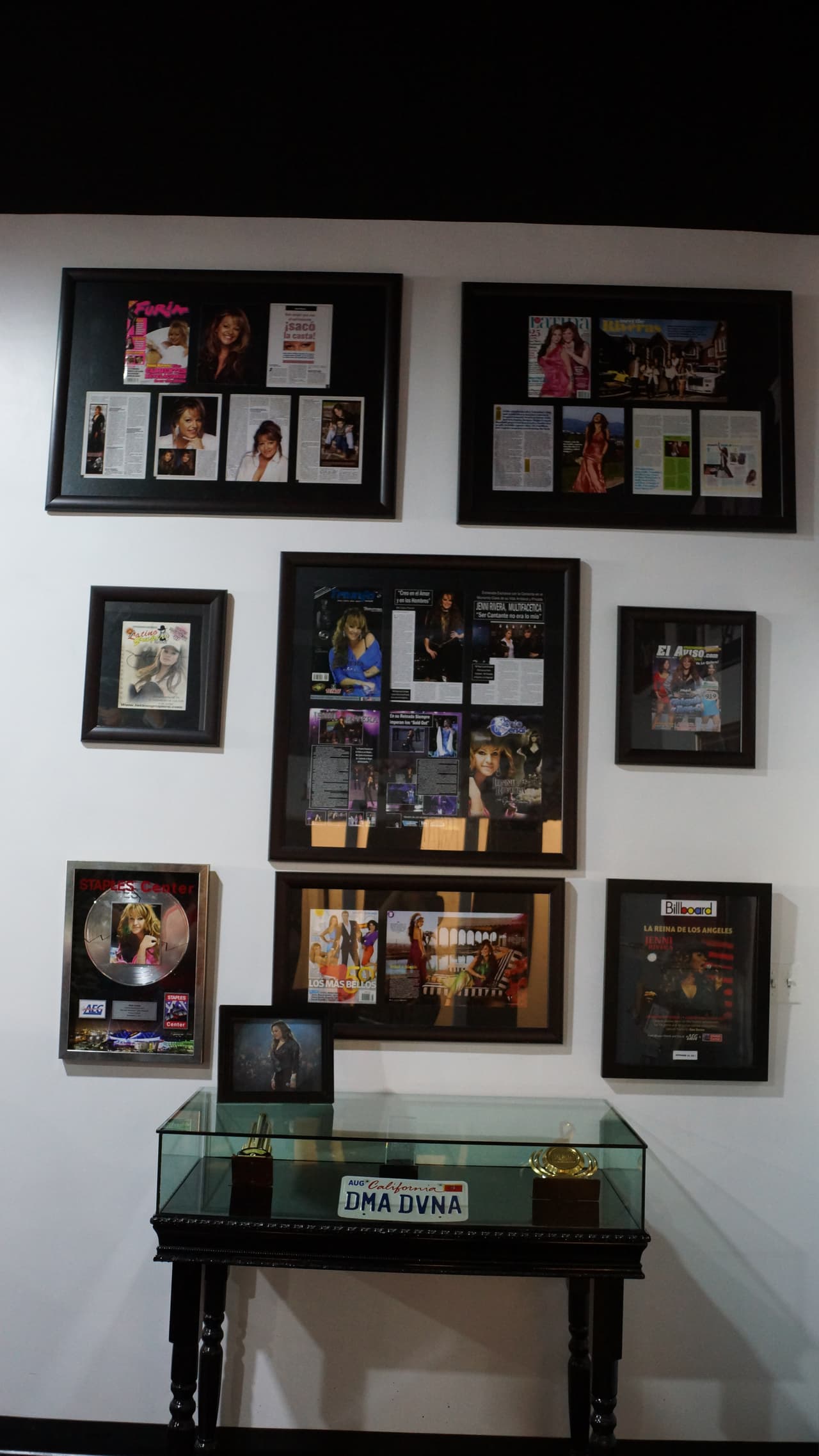 Chiquis, Rosie, Juan, Jacquie, Jenicka y Johnny Rivera celebran la apertura de 'Jenni Rivera Boutique' en Los Ángeles.