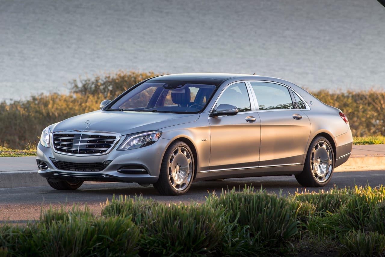 Con un precio inicial de 200,000 dólares, el 
<a href="http://www.univision.com/noticias/mercedes-benz/mercedes-maybach-s600-guard-fotos"><b>Mercedes-Maybach S600</b></a>
<b> </b>es la máxima oferta de Mercedes-Benz en materia de sedanes de ultralujo. Su motor V12 biturbo de 6.0 litros es capaz de generar 523 caballos de fuerza es eficiente y silencioso. Probablemente 'El Patron' tenía esta limusina en su flotilla para cuando no tenía deseos de conducir. Lo que no sabemos es si la suya era la 
<a href="http://www.univision.com/noticias/mercedes-benz/mercedes-maybach-s600-guard-el-auto-para-los-que-no-la-deben-pero-si-la-temen" target="_blank"><b>versión blindada</b></a> del modelo.