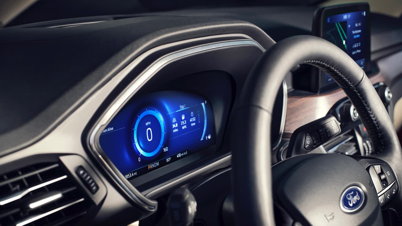 La Ford Escape 2020 ofrece este 
<b>cuadro de instrumentos digitales</b> animados en 3D, en una pantalla de 12.3 pulgadas, con gráficos muy nítidos que complementados con la pantalla central de info-entretenimiento de 8 pulgadas, estándar para los modelos SE en adelante, ofrecen una gran cantidad de información, probablemente más de la que hace falta saber, así como funcionalidad para los sistemas climáticos de sonido y para el sistema de conectividad SYNC 3 de Ford disponible para la nueva Escape.