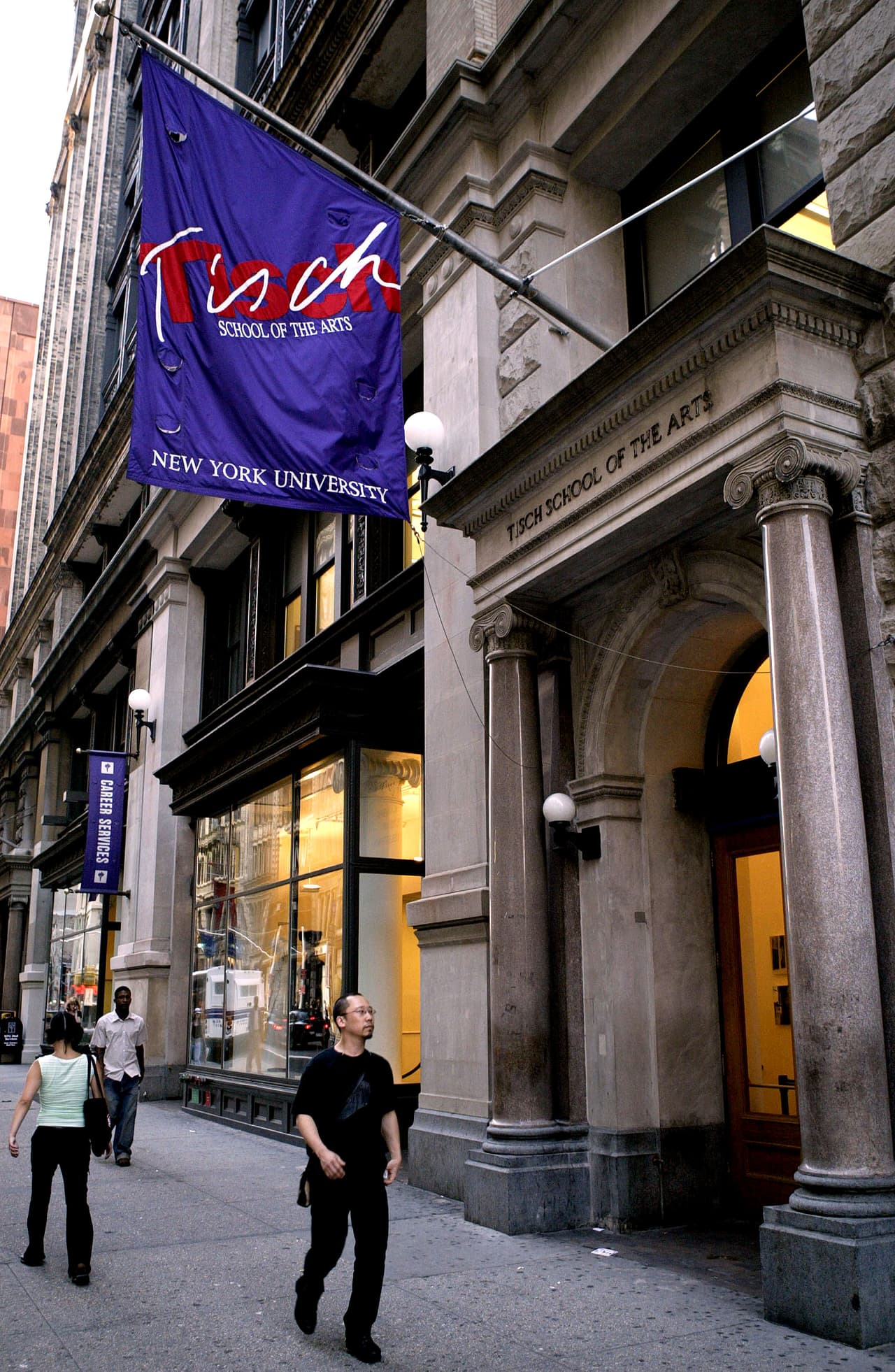 La actriz de 25 años, nacida en Estados Unidos y de padres de origen brasileño, estudió en la afamada 
<b><a href="https://tisch.nyu.edu/" target="_blank">Tisch School of the Arts de la Universidad de Nueva York</a></b>
<a href="https://tisch.nyu.edu/" target="_blank">. </a>