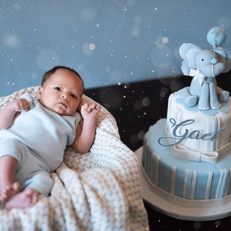 Como ya es tradición en la familia de Ana, el pastel fue el marco perfecto para esta foto de cumple mes.