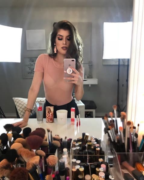 Sus tutoriales no se limitan a la televisión, Gabriela tiene su 
<b><a href="https://www.youtube.com/channel/UCYPBkq6jdoYUs9GlMontXdA/featured">canal de YouTube </a></b>donde prueba nuevos cosméticos y da tips a sus seguidores.