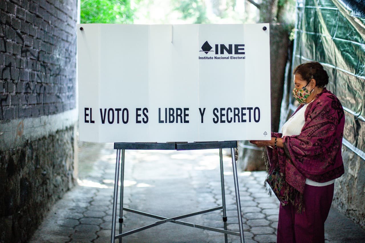 <b>Lo primero es dirigirte a una casilla y entregar una credencial de elector a la presidenta designada.</b>