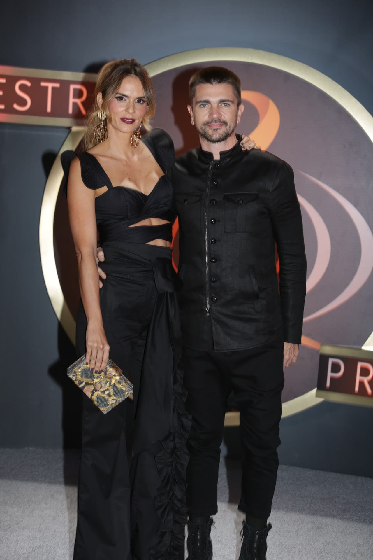 Karen Martínez, esposa de Juanes, acompañó su outfit con un espectacular clutch.