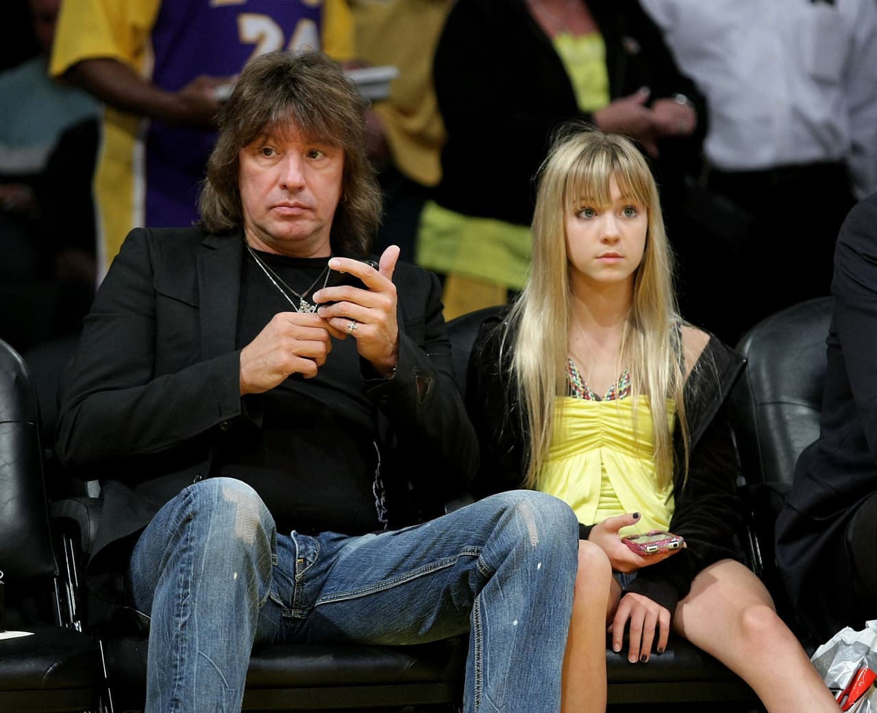 Su papá es Richie Sambora, guitarrista de la banda de Bon Jovi.