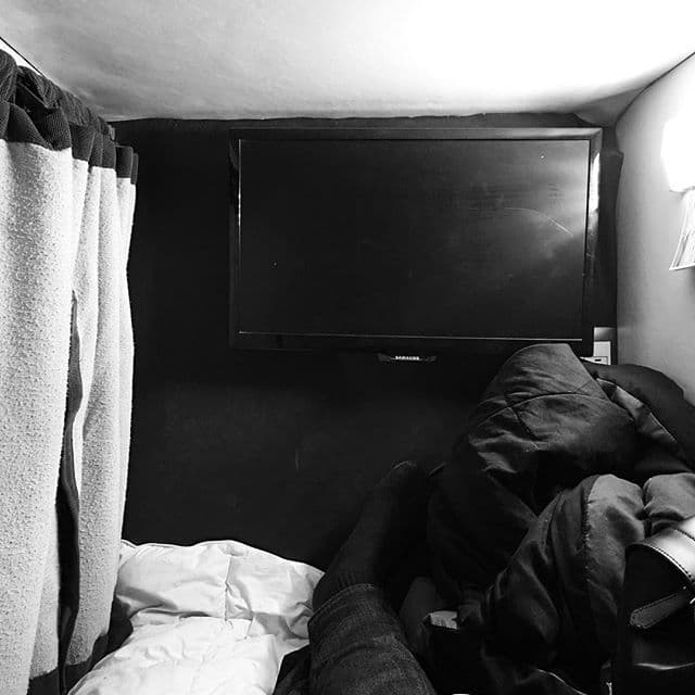 Desde luego, Poncho también se consiente durante los traslados en el autobús de Banda El Recodo.