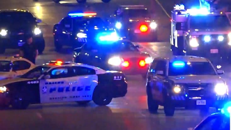 Un choque en la cuadra 300 de la calle Mockingbird en Dallas cobró la vida de tres personas. Por ahora, el médico forense sólo ha identificado a una de las víctimas como Manuel Juárez. Autoridades sospechan que el accidente ocurrió durante una carrera de autos.