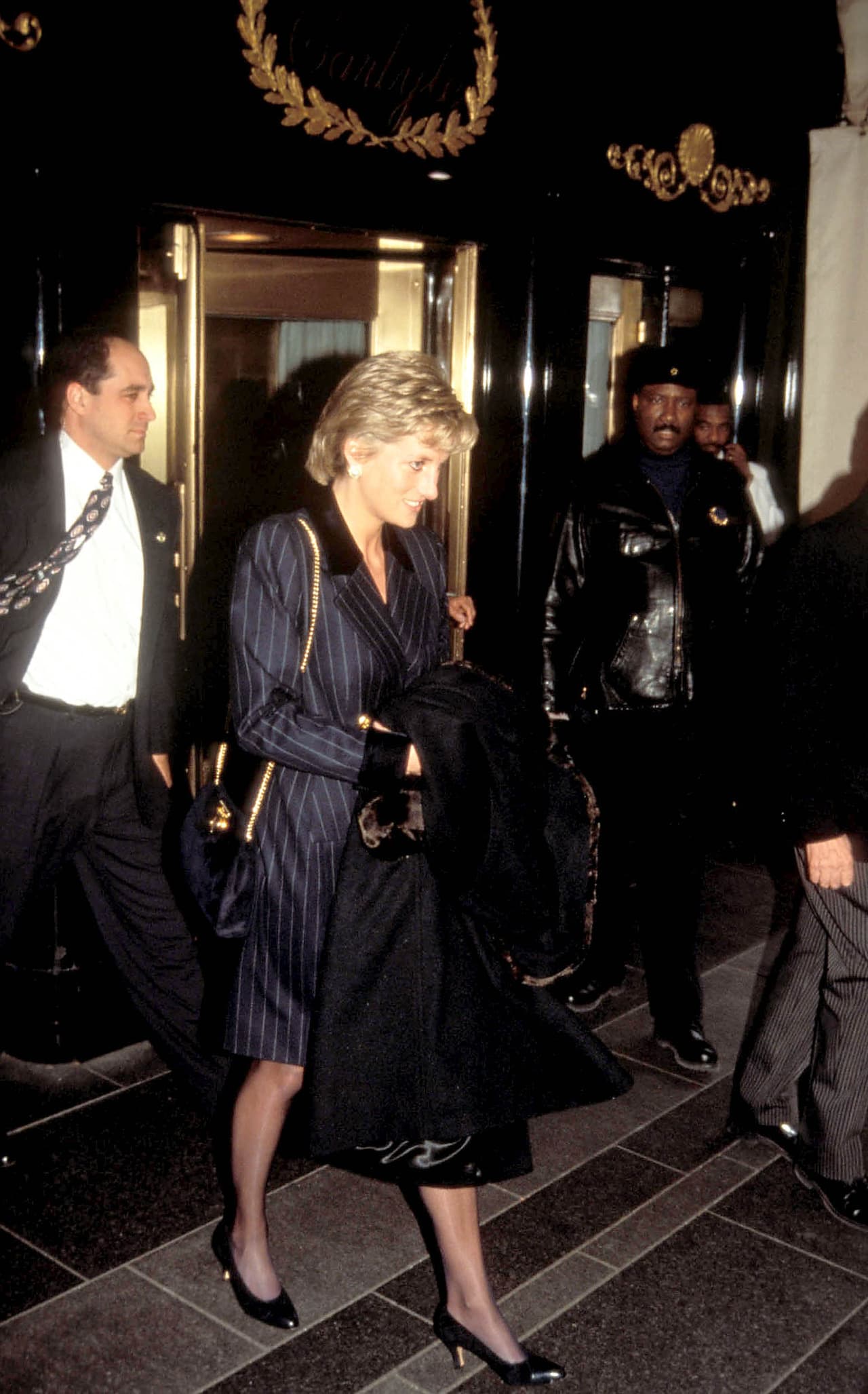 Esta prenda, según 
<a href="https://www.usmagazine.com/stylish/news/princess-diana-dresses-sell-for-300000-at-auction/" target="_blank">US Weekly</a>, la utilizó en diversas ocasiones Lady Di a finales de los ochenta y principios de los noventa.