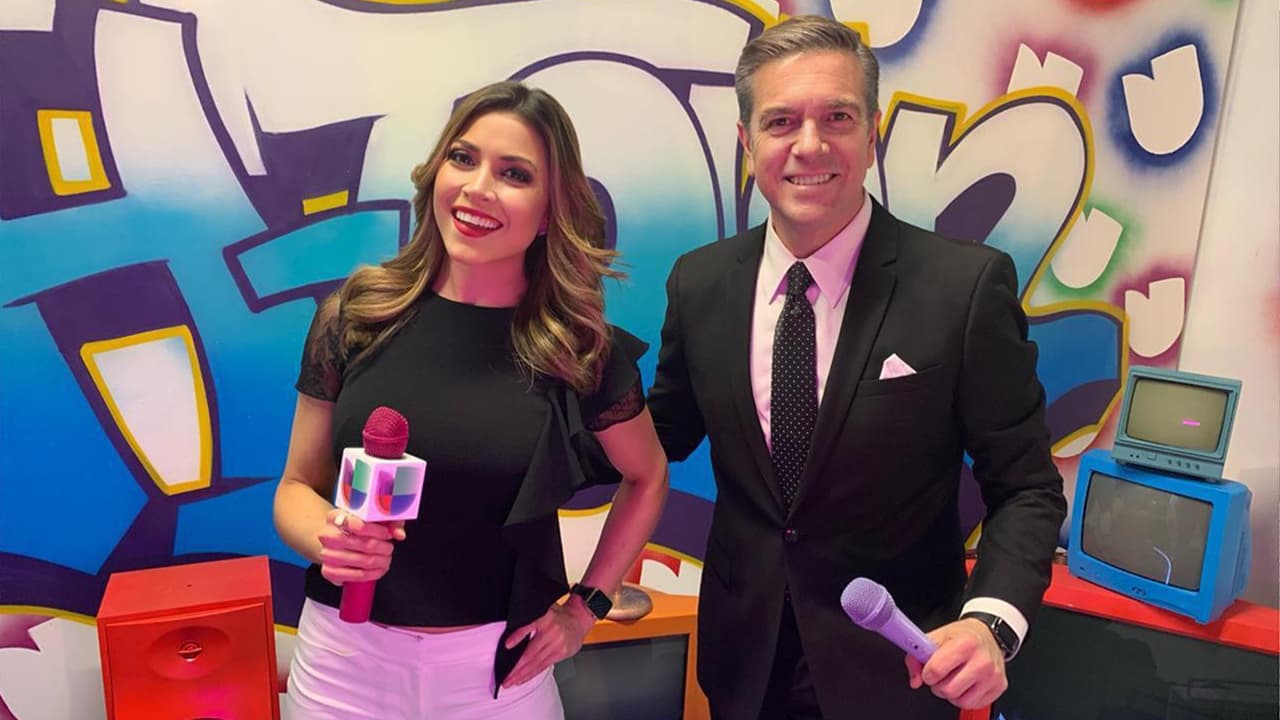 Con esta divertida escenografía Marcela Pérez y Raúl Peimbert se preparan para conducir el noticiero.