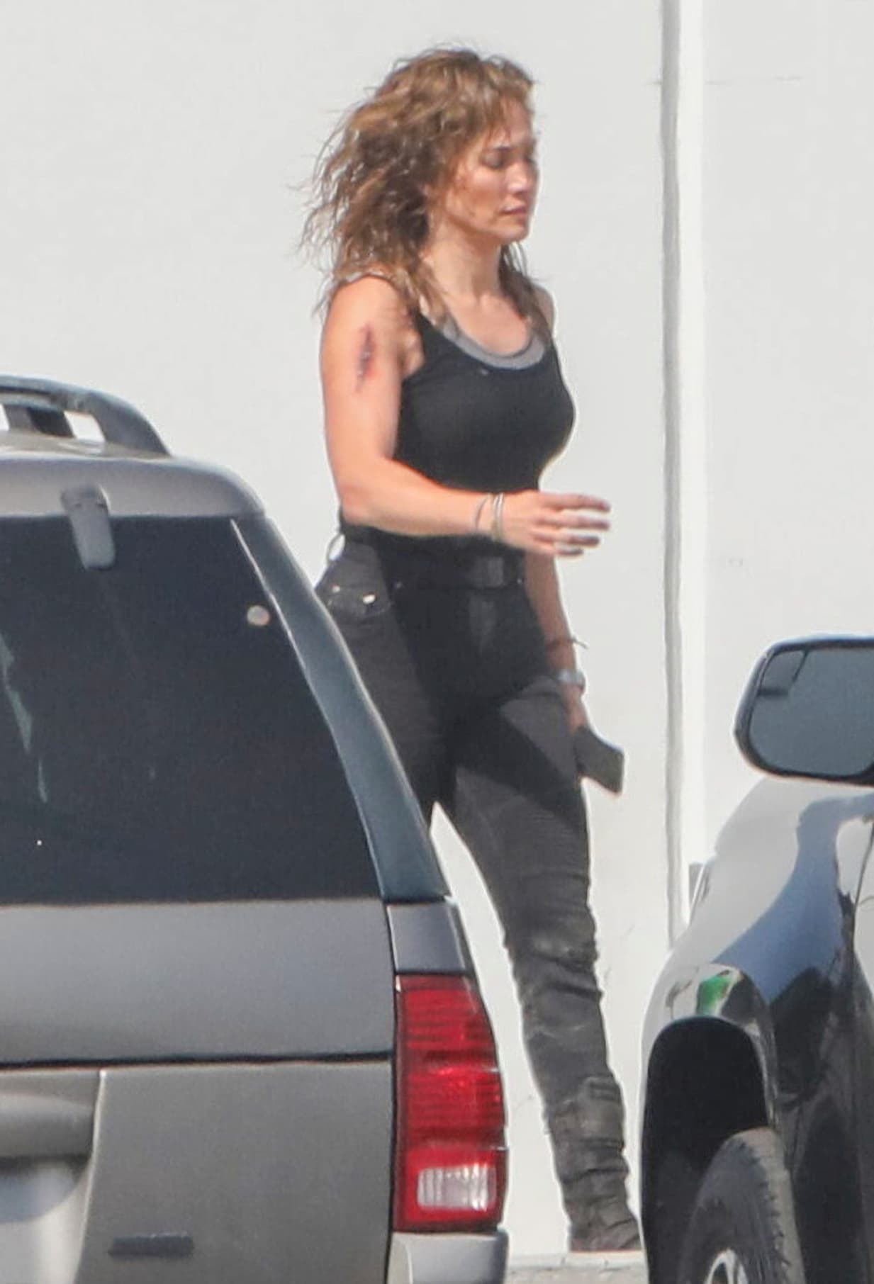 <b><a href="https://www.univision.com/famosos/jlo-y-ben-affleck-compras-emme-seraphina-disfraces-halloween-fotos" target="_blank">Los paparazzi también han captado a Emme</a></b>, hija de la cantante, de visita en el set. 
<br>