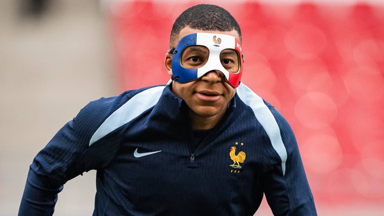 Mbappé presume máscara protectora rumbo al partido ante la Oranje