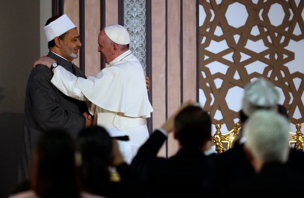El papa Francisco (d), junto a Sheikh Ahmed el-Tayeb (i), gran imán de Al Azhar, este viernes en Egipto.