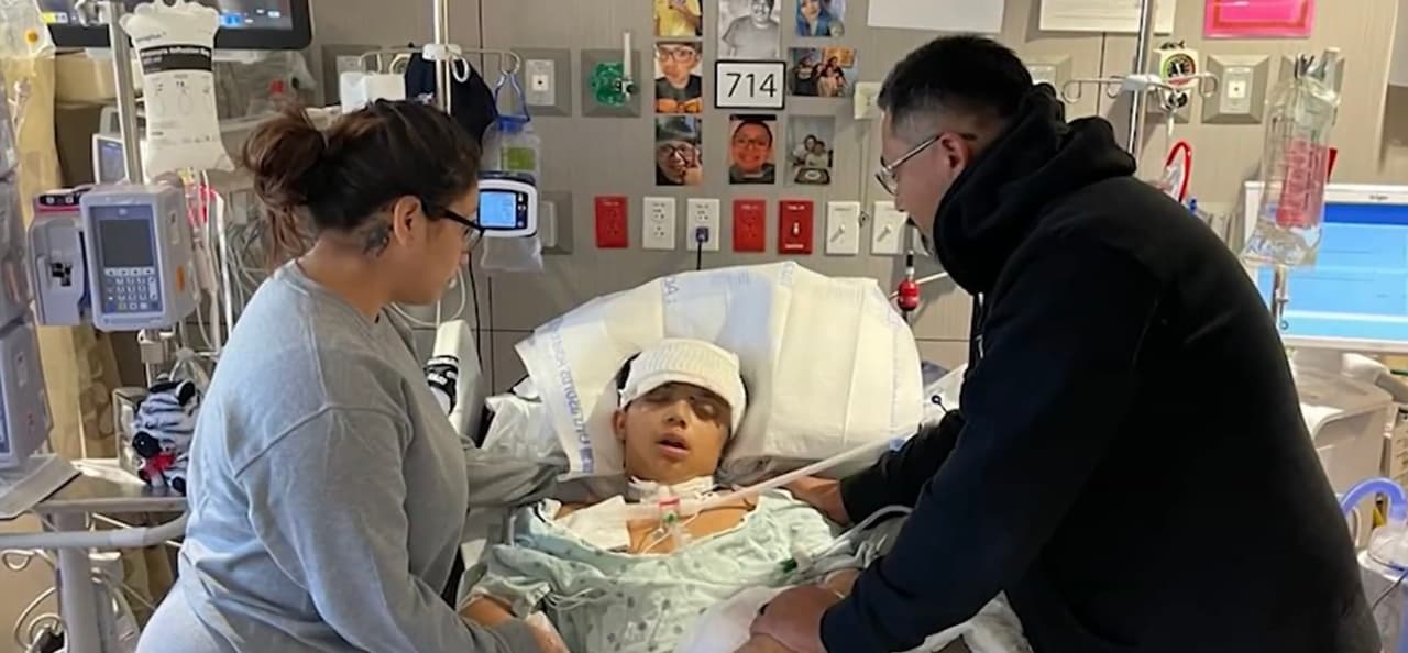 Desde ese día y hasta la fecha, Mirtha Robles se mantiene junto a la cama de aquel hospital donde su hijo Gabriel, de 14 años, se aferra a la vida, tras perder un ojo y ser diagnosticado con estado vegetal.
<br>