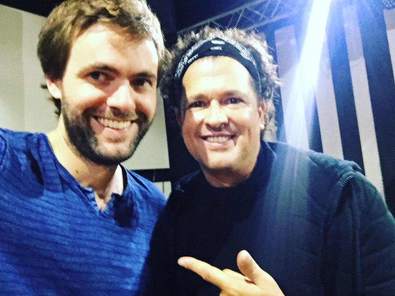 Nacho González, guitarrista de Berklee Band y pieza fundamental del concierto, junto a Carlos Vives.