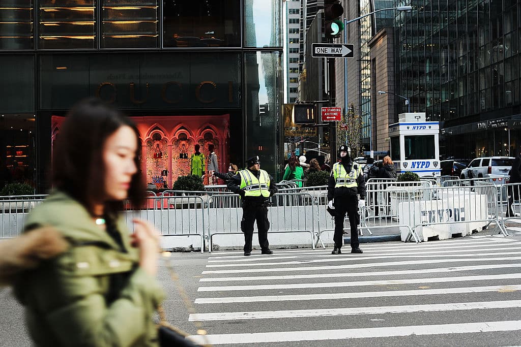 Las barreras alrededor del edificio han sido otra forma de controlar el flujo de personas y particularmente mantener en determinadas áreas a manifestantes que llevan sus reclamos a la Torre Trump.