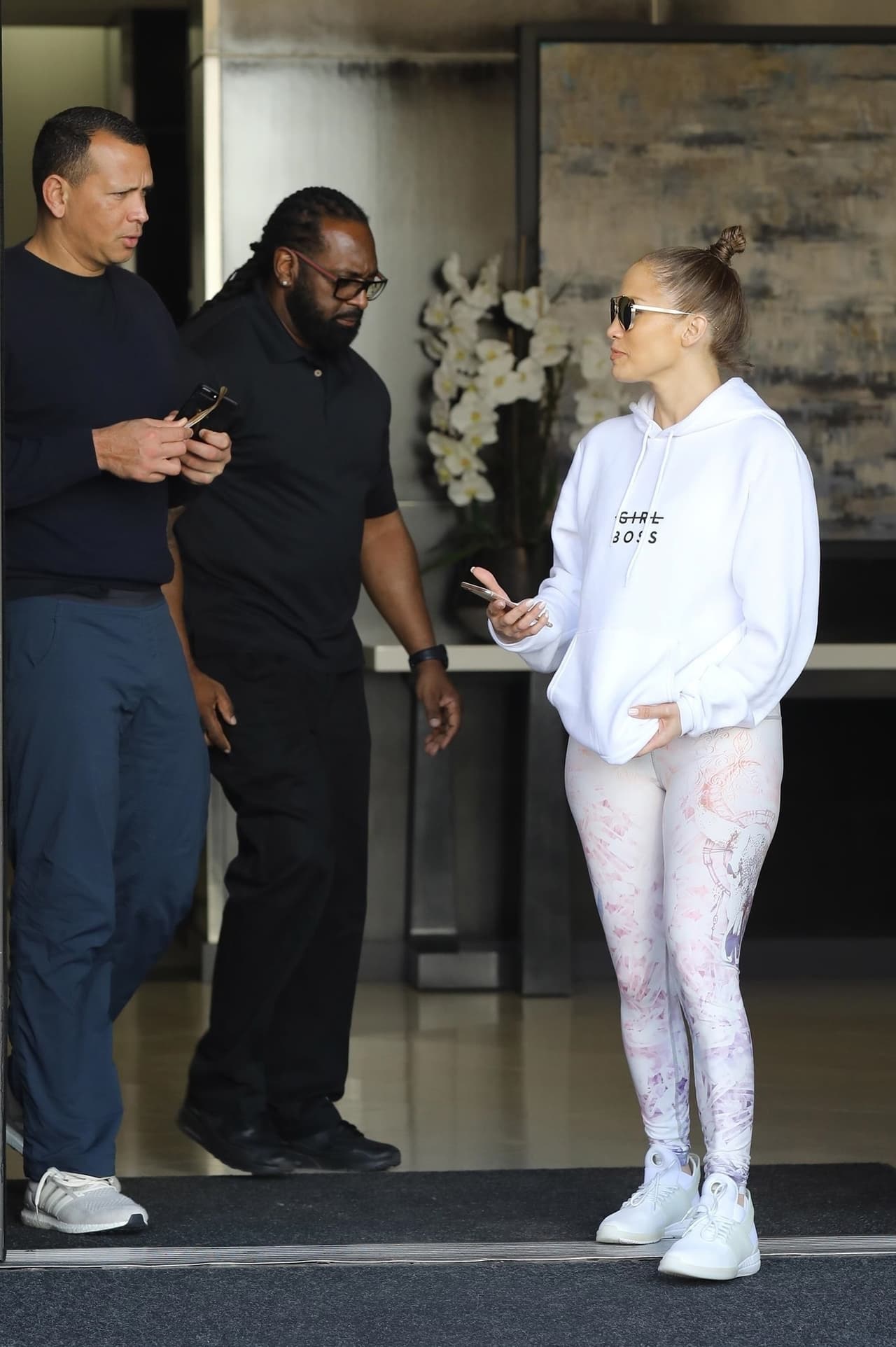 Que mire fotos de otros en su celular no sería motivo de preocupación para A-Rod, quien no se separa por mucho tiempo de la 'Diva del Bronx', con quien pronto celebrará su primer aniversario.