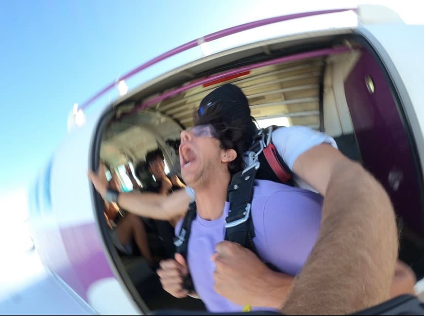 Esta magnífica y extrema foto de Lorenzo Jr., en el momento justo de su salto habla por sí sola. ¿Será que volvería a repetir la aventura?