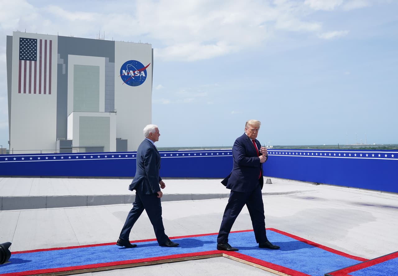 El presidente Donald Trump y el vicepresidente Mike Pence antes del lanzamiento del sábado. También estuvieron en Cabo Cañaveral el pasado miércoles, cuando se suspendió el primer intento de lanzamiento de esta misión.