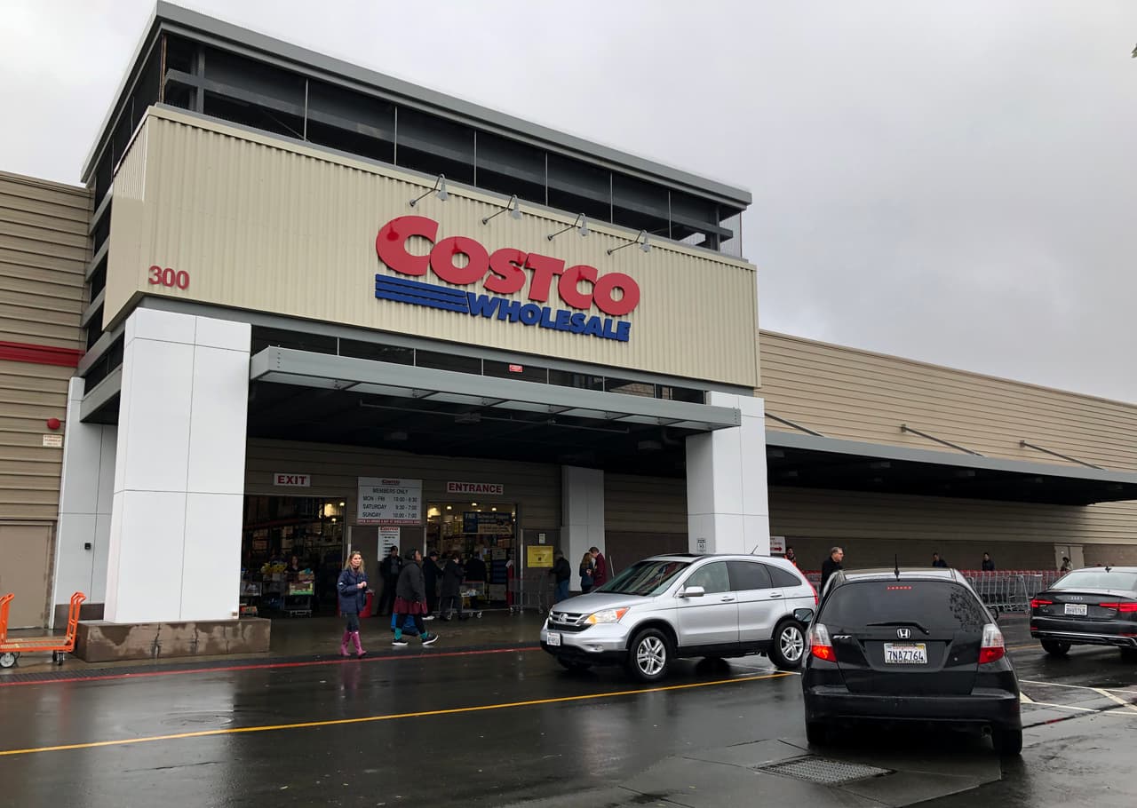 <h3 class="cms-H3-H3"><b>Costco</b></h3>
<br>
<br>Costco, que introdujo un salario inicial de $15 por hora en 2019, ahora paga a todos los empleados un salario inicial de $16 por hora.