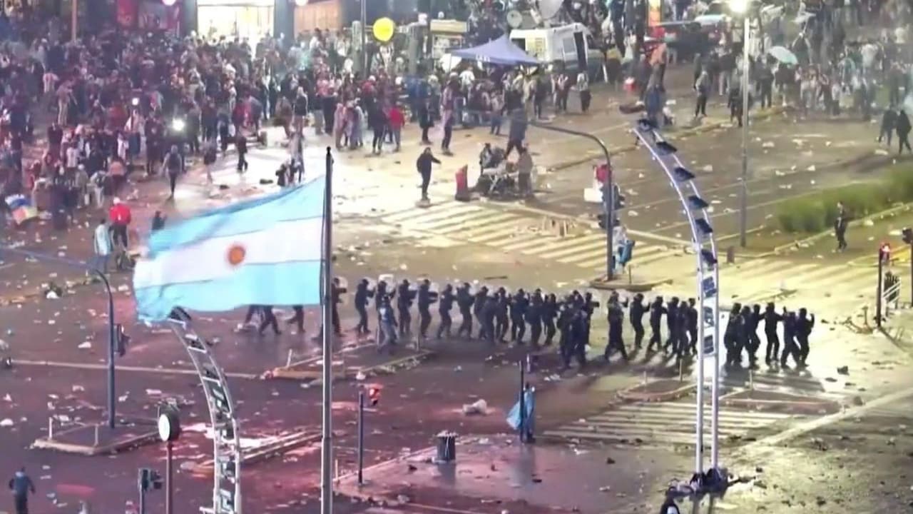 Argentina se prepara para recibir a su selección de futbol tras jornada de disturbios por la Copa