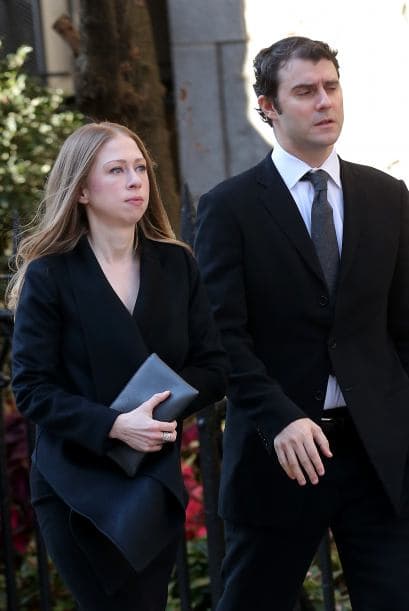Chelsea Clinton coincidió con su madre en eso y agregó: "Es porque orgullosamente 
<b><a href="https://www.univision.com/entretenimiento/realeza/meghan-markle-revela-lo-unico-que-echa-de-menos-de-su-vida-plebeya-y-ya-no-puede-hacer" target="_blank">tuvo una carrera</a></b> primero y tiene una voz que afortunadamente sigue usando".