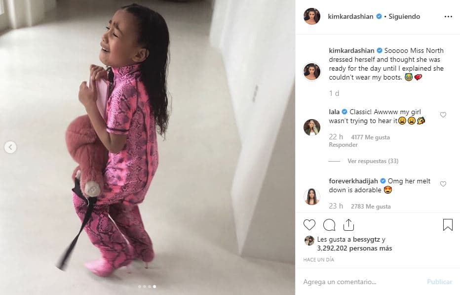 Kim escribió: “Así que la señorita North se vistió ella sola y pensó que estaba lista para su día, hasta que le expliqué que no podía usar mis botas 😂💕”.