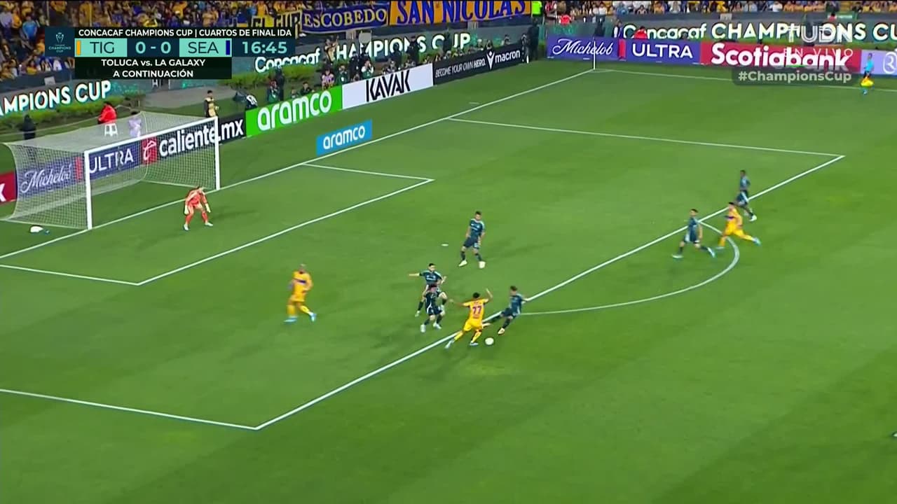 ¡TIRO ATAJADO! disparo por César Araújo.