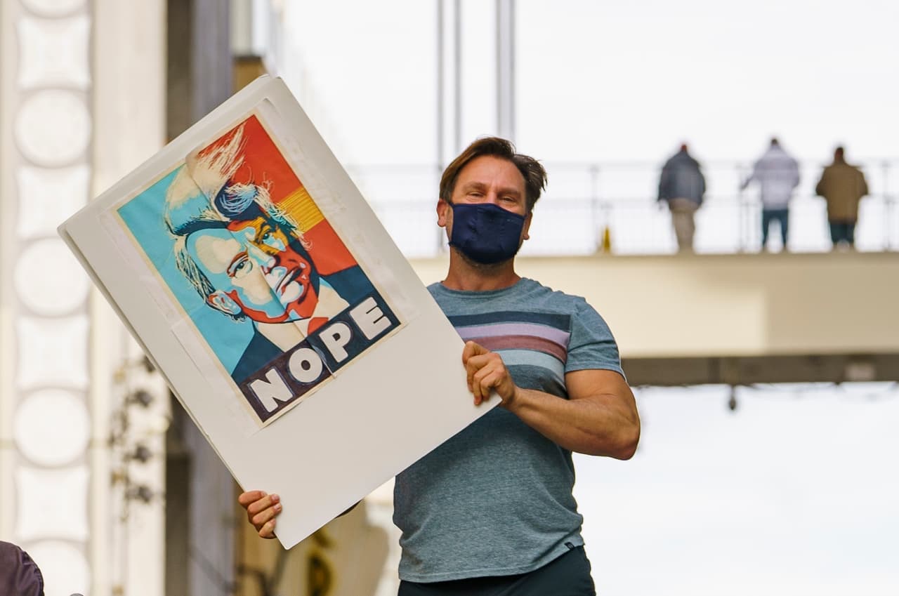 Con pancartas, banderas y el popular afiche "Nope" con la cara del actual mandatario Donald Trump, varios movimientos y fiestas callejeras se reportan en Los Ángeles.
<br>