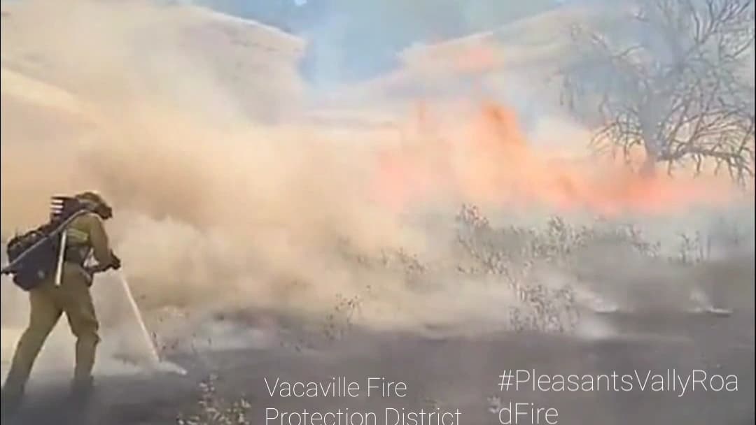 Incendio de maleza amenaza casas y estructuras en Vacaville