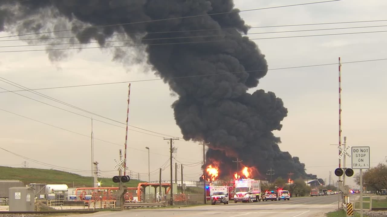 Durante la mañana de este martes, equipos extras de atención de emergencias hicieron presencia en el lugar del siniestro en un esfuerzo por controlar el fuego que se intensificó.