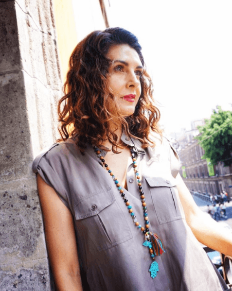 En ese entonces tendría al aire en Univision 'Mujeres de negro' y 'En tierras salvajes', situación que provocaría que "se tendrían que enlatar (guardar) y obviamente no le conviene a la empresa ni al productor, entonces 
<b>ellos tomaron la decisión que tenía yo que estar fuera</b>", dijo 
<b>Mayrín Villanueva</b> en 'Formula Espectacular'.
<br>