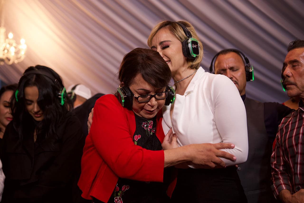 La canción emocionó tanto a su madre e hija, que no pudieron evitar derramar unas lágrimas.