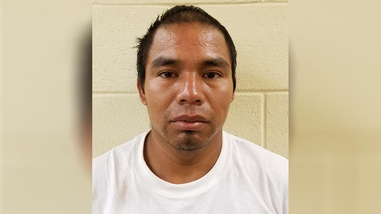 Raúl Cano-García, de 29 años, fue arrestado después de cruzar la frontera por Ajo, Arizona. Los agentes de la Patrulla Fronteriza revisaron los antecedentes y encontraron que había sido condenado previamente por un delito grave contra un menor de 14 años en Fresno, California.