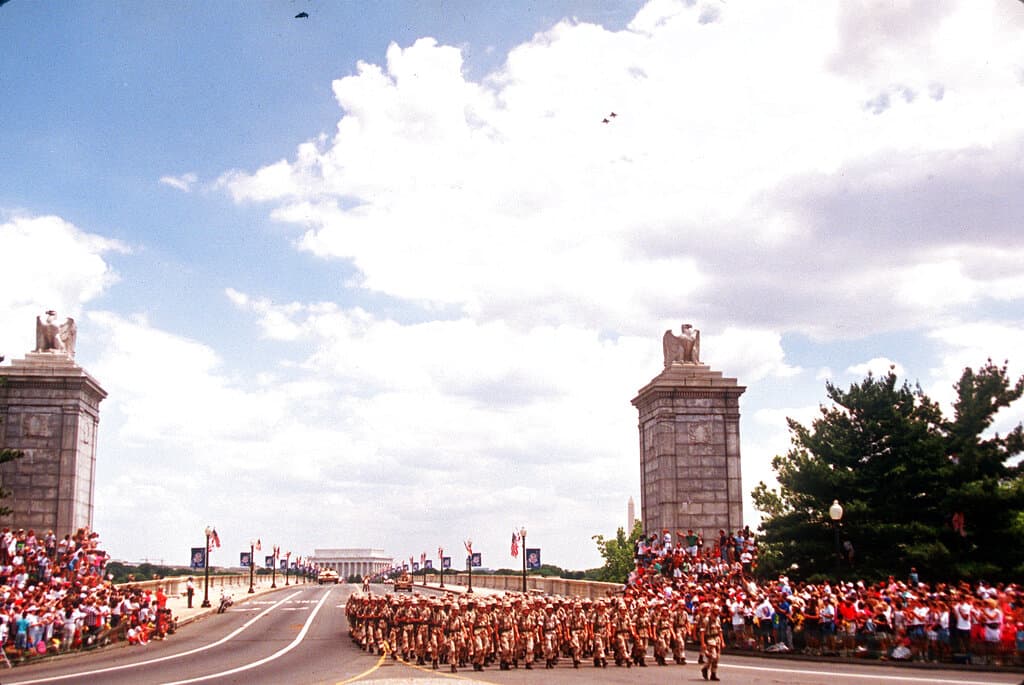 Estados Unidos celebra su victoria en Irak en la guerra del Golfo con el mayor desfile militar desde la Segunda Guerra Mundial. En la foto, se ven tropas en el río Potomac hacia el Pentágono durante el desfile, el sábado 8 de junio de 1991. El Monumento a Lincoln se ve al fondo.