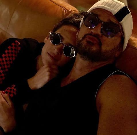 Hasta el momento, el famoso papá de Adria no ha emitido comentario alguno relacionado con el compromiso de su hija.