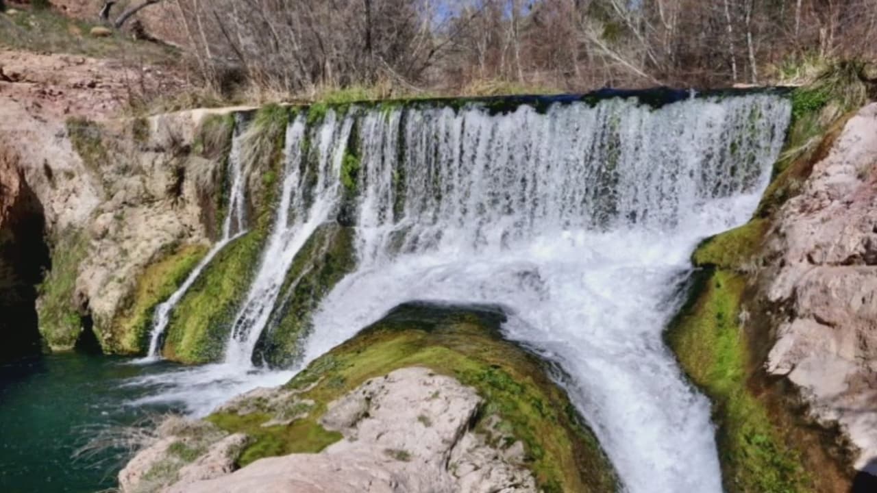 La popular área recreativa de Fossil Creek reabre después de 16 meses