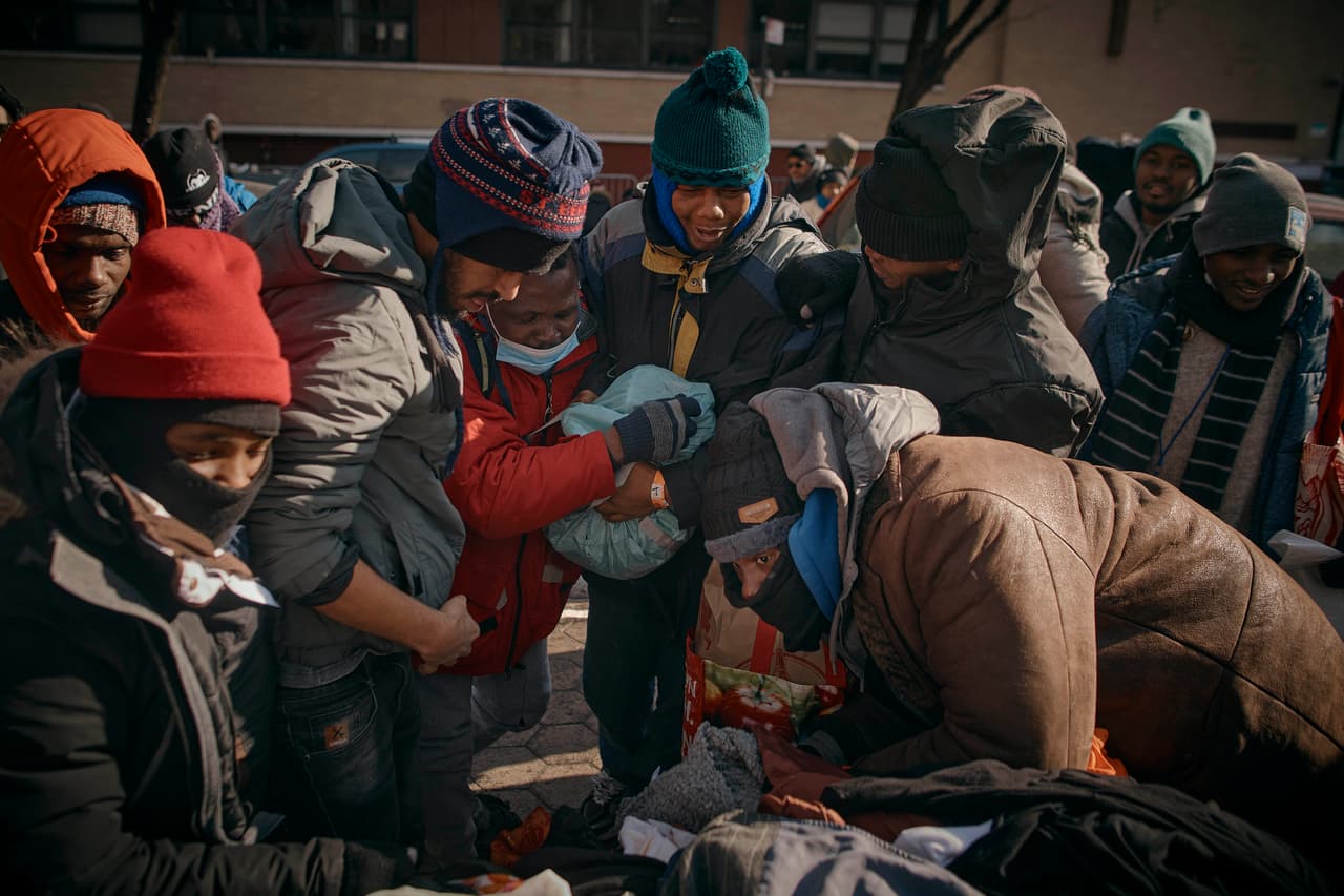 Migrantes reciben chaquetas, bufandas y gorros, entre otras prendas de vestir.