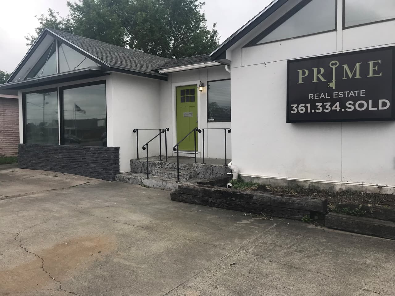 En este lugar, que ahora está disponible para alquiler, estaba localizada Selena Etc. en Corpus Christi. El día antes de morir, Selena estuvo aquí arreglándose las uñas.