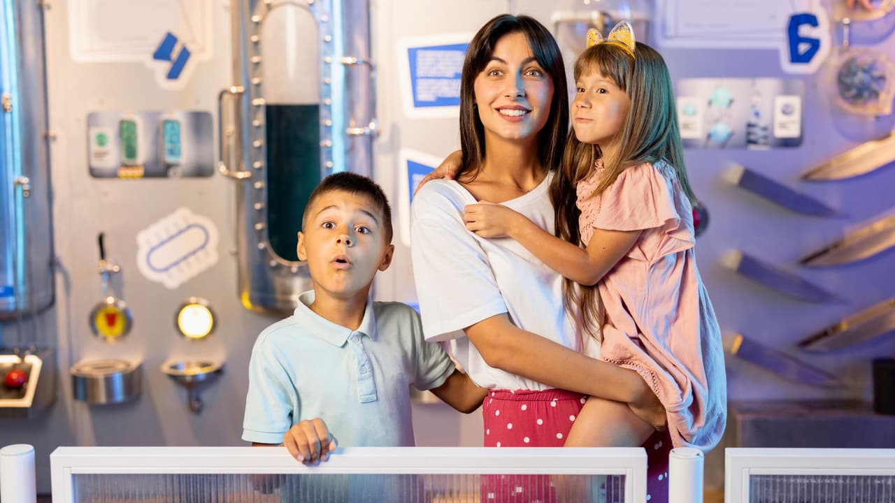 <h3 class="cms-H3-H3">🎨 Museos gratis para mamás</h3>
<br>Algunos museos ofrecen
<b>entrada gratuita ese día exclusivamente para las madres, o tienen entradas sin costo durante todo el fin de semana</b>:
<br>
<b>Dallas Museum of Art –</b> Entrada general gratuita siempre. Puedes reservar una visita guiada o solo pasear y conversar.📍
<a href="https://g.co/kgs/o6R6Asx" target="_blank">1717 N. Harwood St, Dallas</a>
<br>
<b>Modern Art Museum of Fort Worth – </b>Gratuito los domingos; buena opción si les interesa el arte.📍
<a href="https://g.co/kgs/GBTQS1M" target="_blank">3200 Darnell St, Fort Worth</a>
<br>
<b>Latino Cultural Center (Dallas) –</b> Exhibiciones centradas en cultura latina, y muchas veces con actividades en familia.📍
<a href="https://g.co/kgs/vQZpcHZ" target="_blank">2600 Live Oak St, Dallas</a>