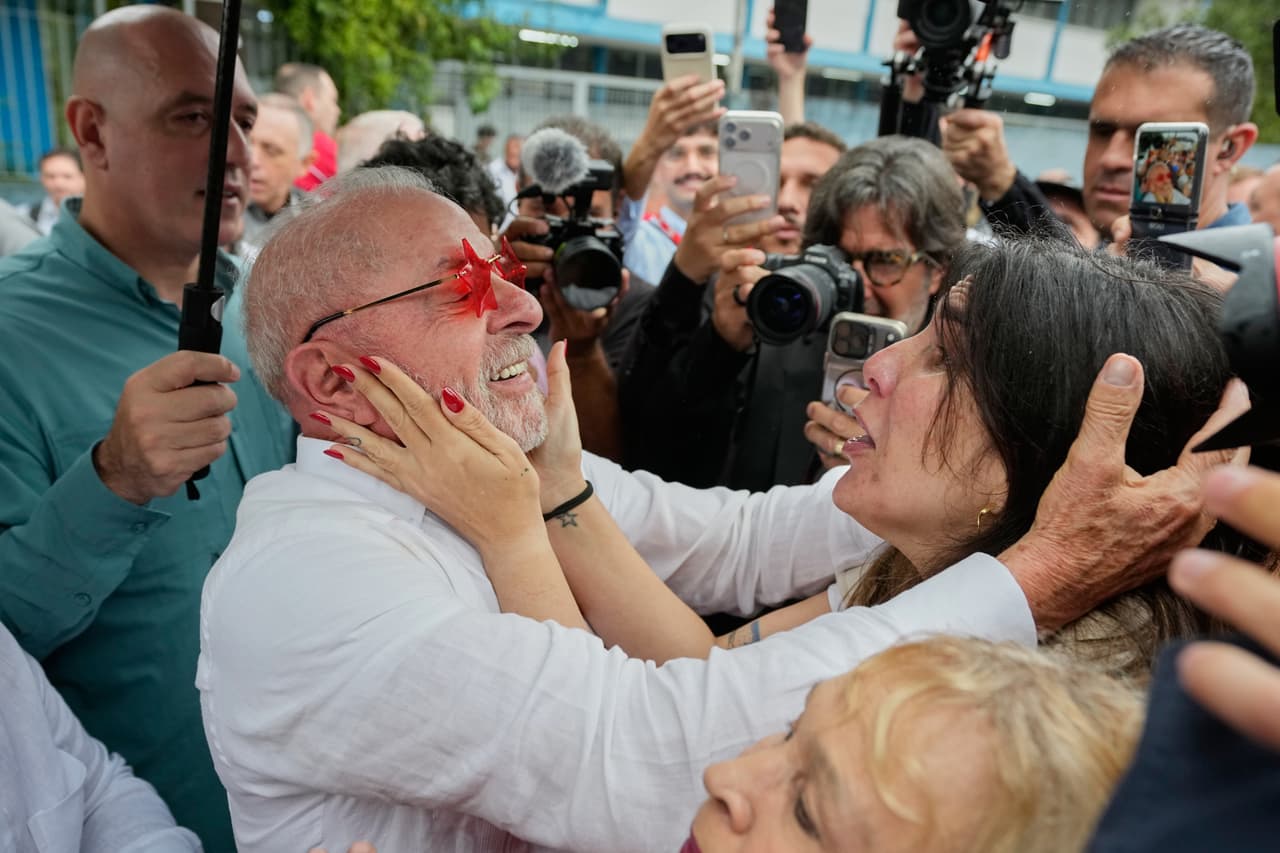 El presidente Luiz Inácio Lula da Silva, quien busca la reelección, saluda a sus seguidores tras votar en la segunda vuelta de las elecciones presidenciales en São Bernardo do Campo, Brasil, el domingo 25 de octubre de 2026