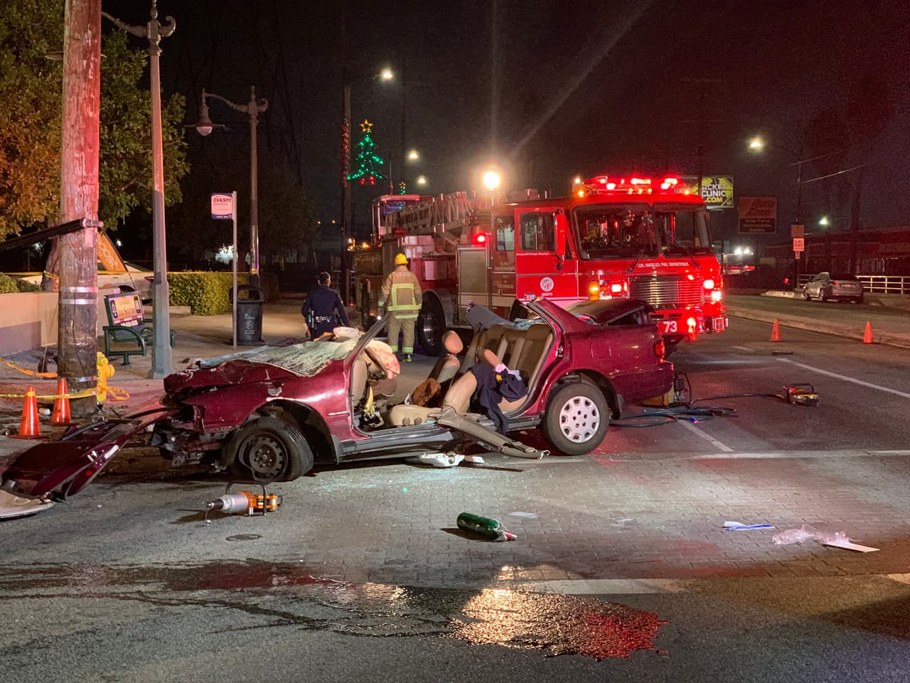 29 de diciembre: A la 1:40 a.m. el LAFD respondió a una colisión de tráfico reportada en la cuadra 18800 de W Sherman Way. Los bomberos sacaron a dos víctimas atrapadas quienes fueron transportados a un hospital local.