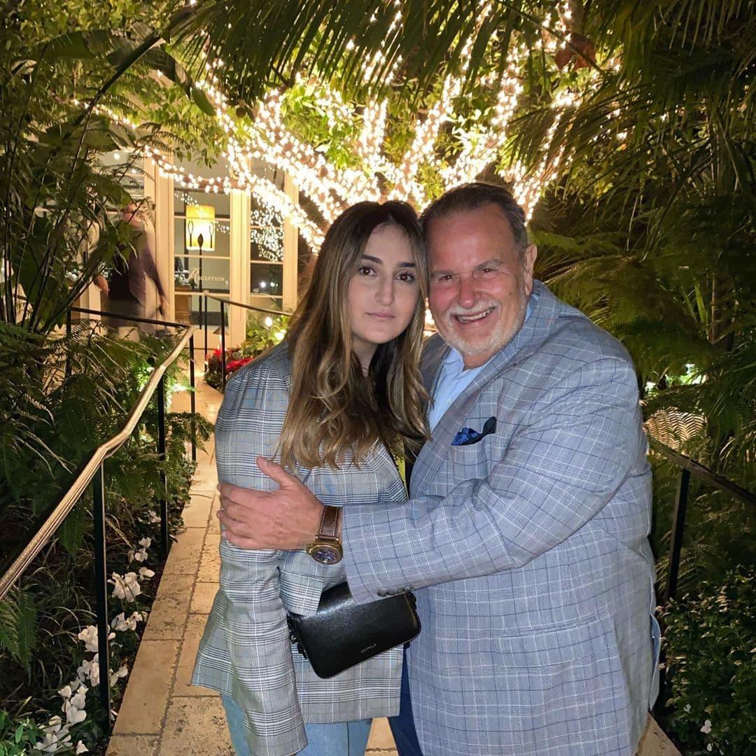 Mia felicitó a su padre con un emotivo video que 
<b><a href="https://www.univision.com/shows/el-gordo-y-la-flaca/casi-todos-lloran-menos-el-gordo-con-el-emotivo-mensaje-de-cumpleanos-de-mia-de-molina-a-su-papa-video" target="_blank">llegó al corazón</a></b> de todos en el show.