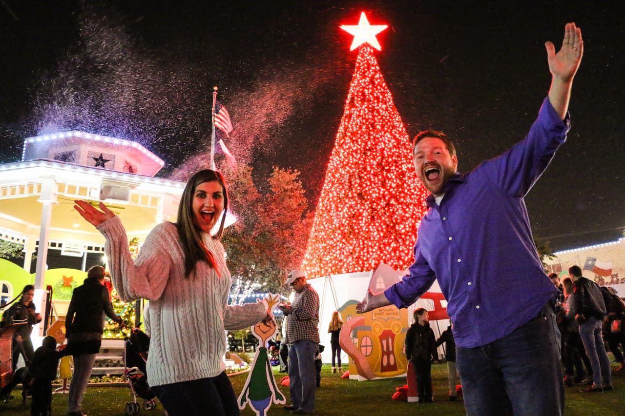 El
<a href="https://www.univision.com/local/dallas-kuvn/al-menos-1-5-millones-de-luces-led-fueron-encendidas-en-el-parque-vitruvian-en-addison">espectáculo anual de luces navideñas</a> denominado Carol of Lights inicia el lunes 22 de noviembre. Puedes obtener detalles del evento
<b>ingresando a <a href="https://gograpevine.com/event/caroloflights/" target="_blank">GoGrapevine.com.</a></b>
